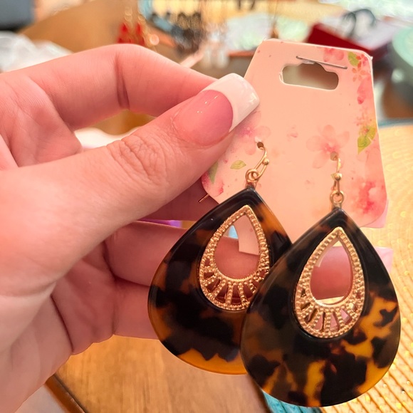 Tortoise shell print earrings - Picture 2 of 3